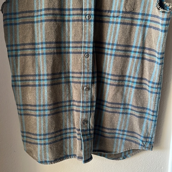 VANS Plaid Cut Off Classic Fit Muscle Button Down Shirt - Picture 6 of 7
